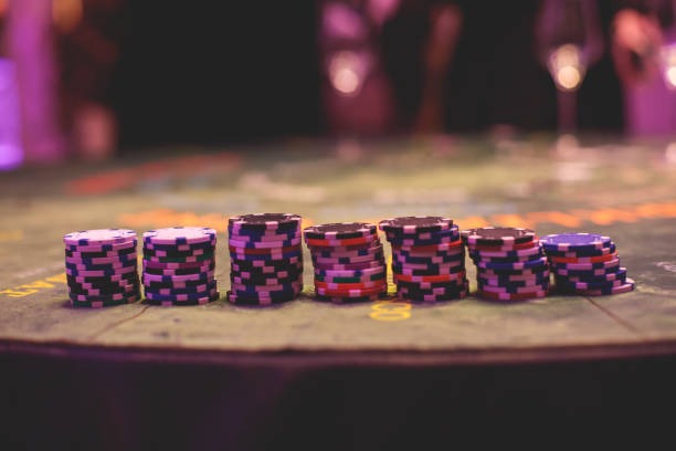 linktogel live-dealer table on mobile phone screen